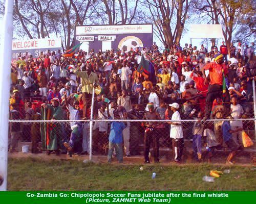 Farbenfrohe Fuballfans in Sambia - bald auch in Deutschland?