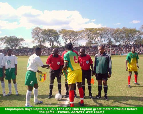 Shake-Hands vor dem Spiel gegen Mali