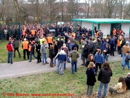 Union Berlin - Einlasskontrolle fr die Gstefans: kaum jemand kommt durch...