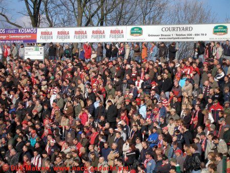 Union Berlin: Tragen die Fans etwa die Werbebanden bei Union?