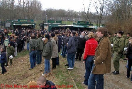 Union Berlin - FC St. Pauli: Zum Spielbeginn, viele besorgte St. Pauli-Fans warten noch zu Spielbeginn auf eingezwngte Freunde und Angehrige