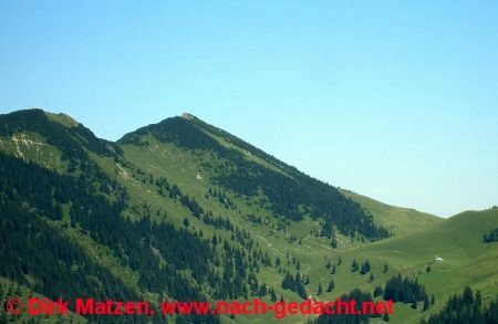 Blick auf die Zipfelsalpe und den Berg Iseler