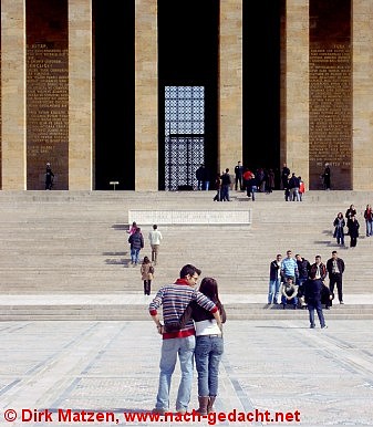 Ankara, Liebespaar im Atatürk-Mausoleum