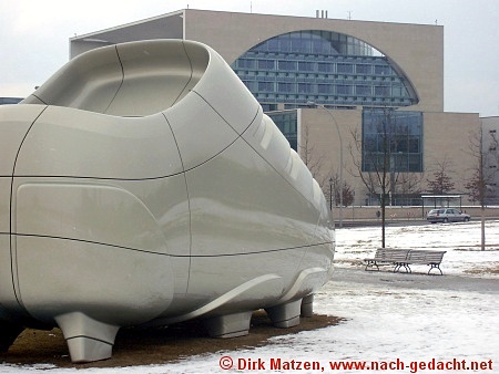 berdimensionaler Fuballschuh 2006 am Bundeskanzleramt