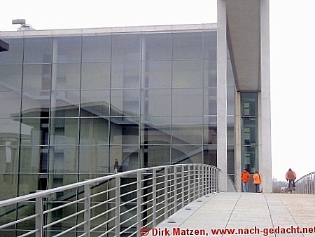 Berlin, Brcke zwischen Paul-Lbe-Haus und Marie-Elisabeth-Lders-Haus