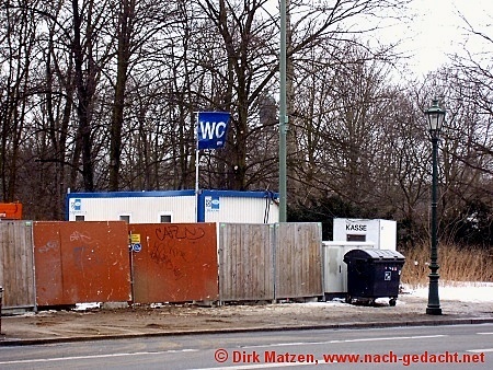 Berlin, direkt gegenüber vom Reichstag: WC-Hütten