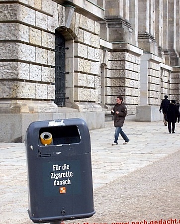 Berlin, Mlleimer-Aufschrift: "Fr die Zigarette danach"