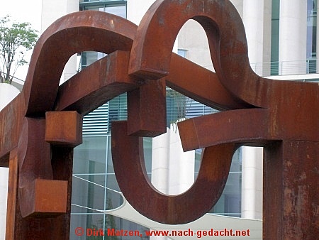 Kunstwerk vor dem Bundeskanzleramt