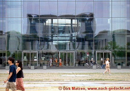 Berlin, Spiegelung des Kanzleramtes in der Glasfassade des Paul-Löbe-Hauses