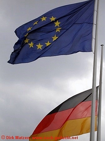 EU-Fahne und deutsche Fahne