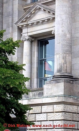 Berlin, Blick durch ein Fenster des Reichstages auf eine Deutschland-Fahne