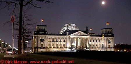 Mondschein über dem beleuchteten Reichstag