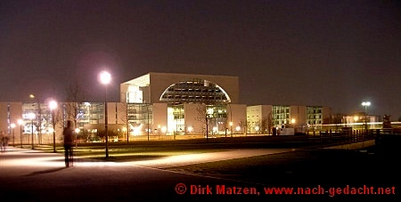 Berlin, beleuchtetes Kanzleramt bei Nacht