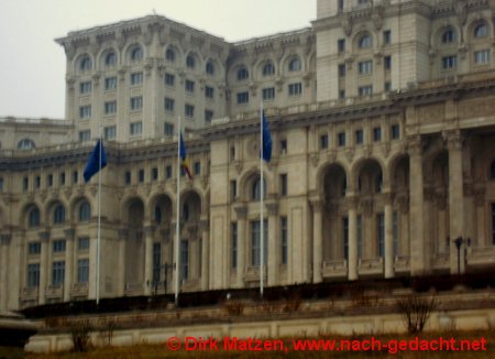 Bukarest, Fahnen vor dem Parlamentspalast