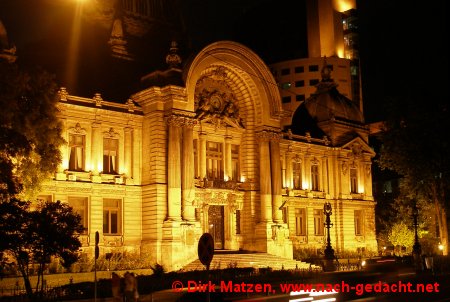 Bukarest, Beleuchteter Sparkassenpalast in der Nacht
