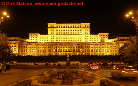 Bukarest, Parlaments-Palast als Nachtaufnahme (früher der Palast des Volkes)