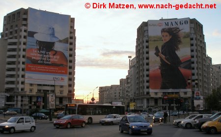 Bukarest, Riesige Werbeplakate an zwei Hochhäusern