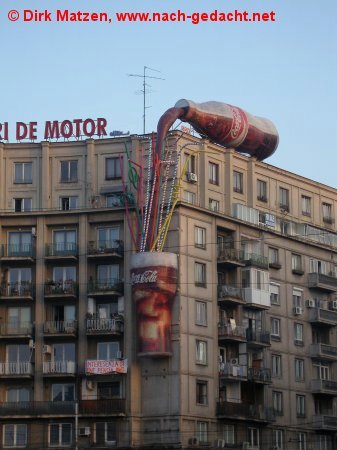 Bukarest, Eine drei Stockwerke großes Coca-Cola-Glas wird für Werbung befüllt