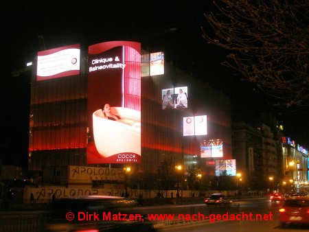 Bukarest, Leuchtwerbung bei Nacht