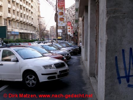 Bukarest, Autos auf Fußweg