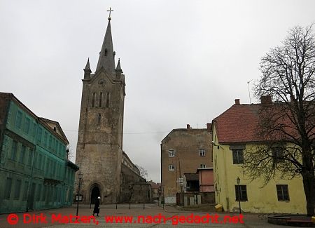 Cesis, Platz vor Johanniskirche