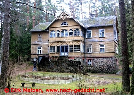 Cesis, Holzhaus im Wald