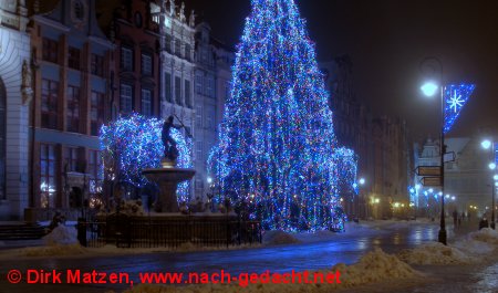 Danzig, Neptunbrunnen vor Weihnachtsbaum