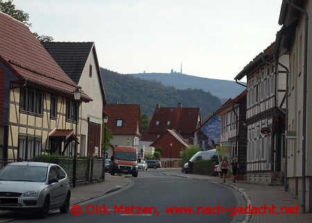 Ilsenburg, Blick durch die Hochofenstraße zum Brocken