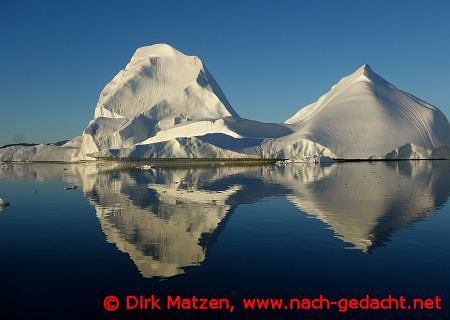 Eisberg mit Spiegelung im Wasser