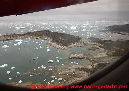 Blick aus Flugzeug auf grönländische Küste