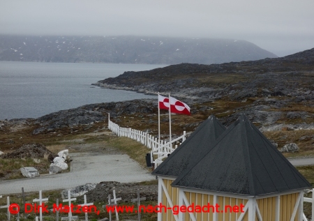Nuuk, Nationalfahnen am Friedhof