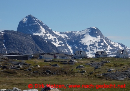 Nuuk, Wohnhäuser vor Bergmassiv