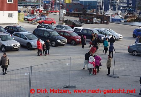Sarfak Ittuk, Abschiede an Land
