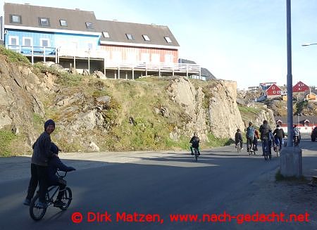 Sisimiut, Jungs auf Rdern