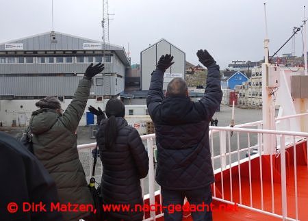 Winkende Passagiere an Bord