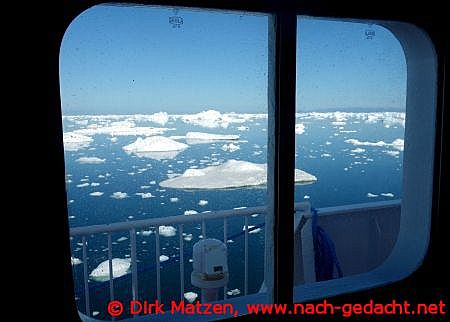 Blick aus Kabinenfenster auf Eisberge