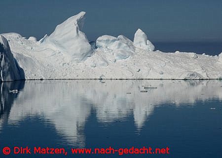 Eisberg und Spiegelung im Wasser
