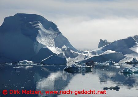 Boot neben Eisbergen