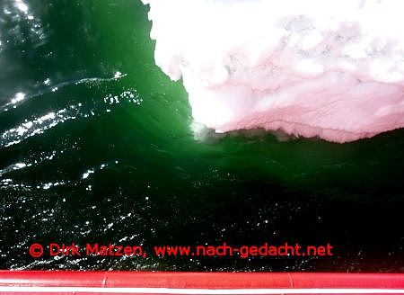 Eisberg neben Schiffsrumpf