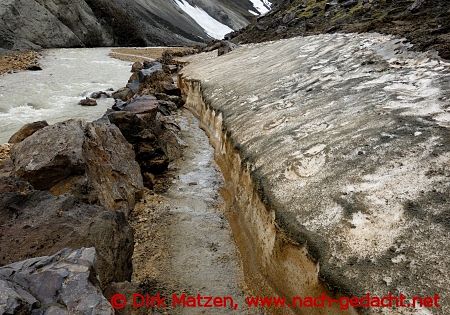 Landmannalaugar, Weg direkt am Firnfeld