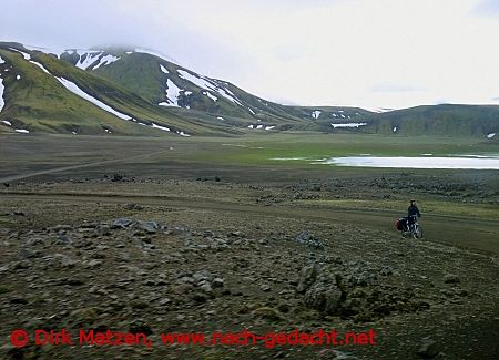 Radfahrer im islndischen Hochland