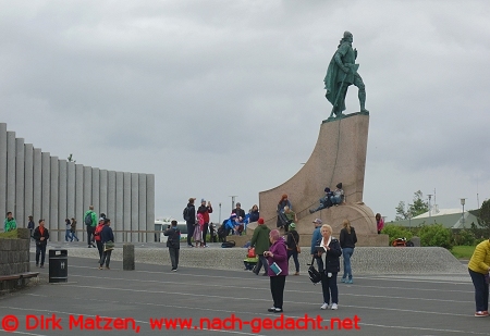 Reykjavik, Touristen am Denkmal Leif Eriksson