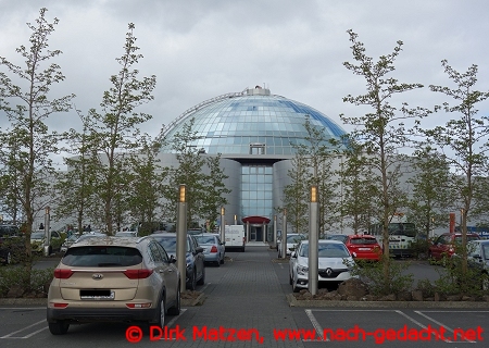 Reykjavik, Perlan Parkplatz und Eingangsbereich