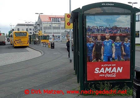 Reykjavik, Fußball-WM-Werbung an Bushaltestelle
