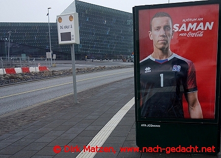 Reykjavik, Fußball-Werbung vor Harpa