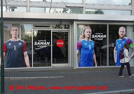 Reykjavik, Fußball-WM-Werbung an Schaufenstern