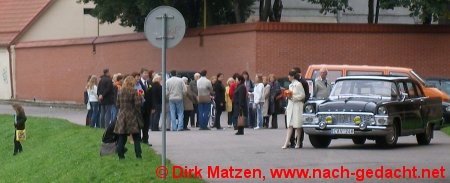 Kaunas, Hochzeitsgesellschaft mit Oldtimer