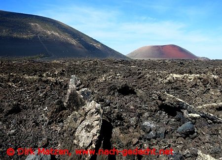 Lanzarote, Lavameer mit Blick zu Vulkanbergen