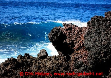 Lanzarote, Lavagestein vor dem Meer