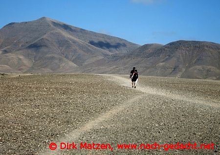 Lanzarote, Wanderer vor den Ajaches Bergen
